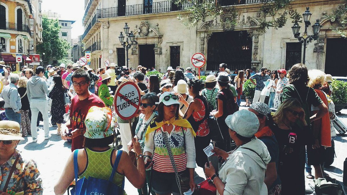 Arran_jovent's tweet photo. ⏩ Gran jornada de mobilitzacions arreu del país amb la participació d'@Arran_jovent! L'organització és #LaClau 🗝 de la victòria! ✊ https://t.co/OEKXhqo7sc