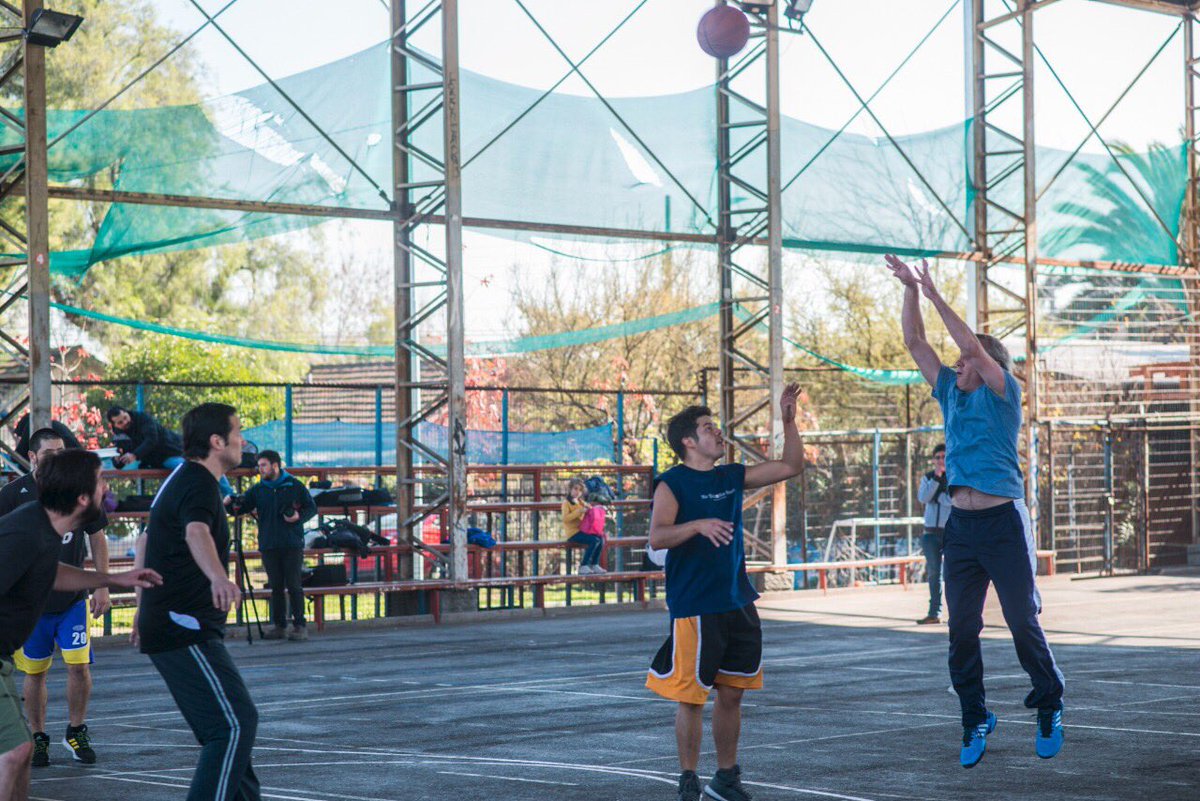 felipekast's tweet photo. Hoy un poco de basquetbol hoy junto a voluntarios de la campaña 🏀 súmate tu también en https://t.co/nBqFBN2CYe https://t.co/GlTSuivBqz
