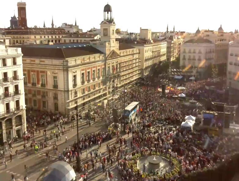 economiadeltoro's tweet photo. Ahora mismo: ~6.000 personas en la Puerta del Sol (Acto de Podemos) vs 24.000 espectadores en la Plaza de Toros de Las Ventas (¡pagando!) https://t.co/0EIz4qsCor
