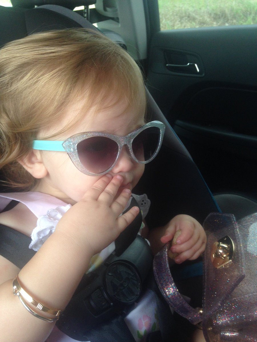 CaraLyse's tweet photo. RT if Ella accessorizes better than you https://t.co/yIMDcLiGzu