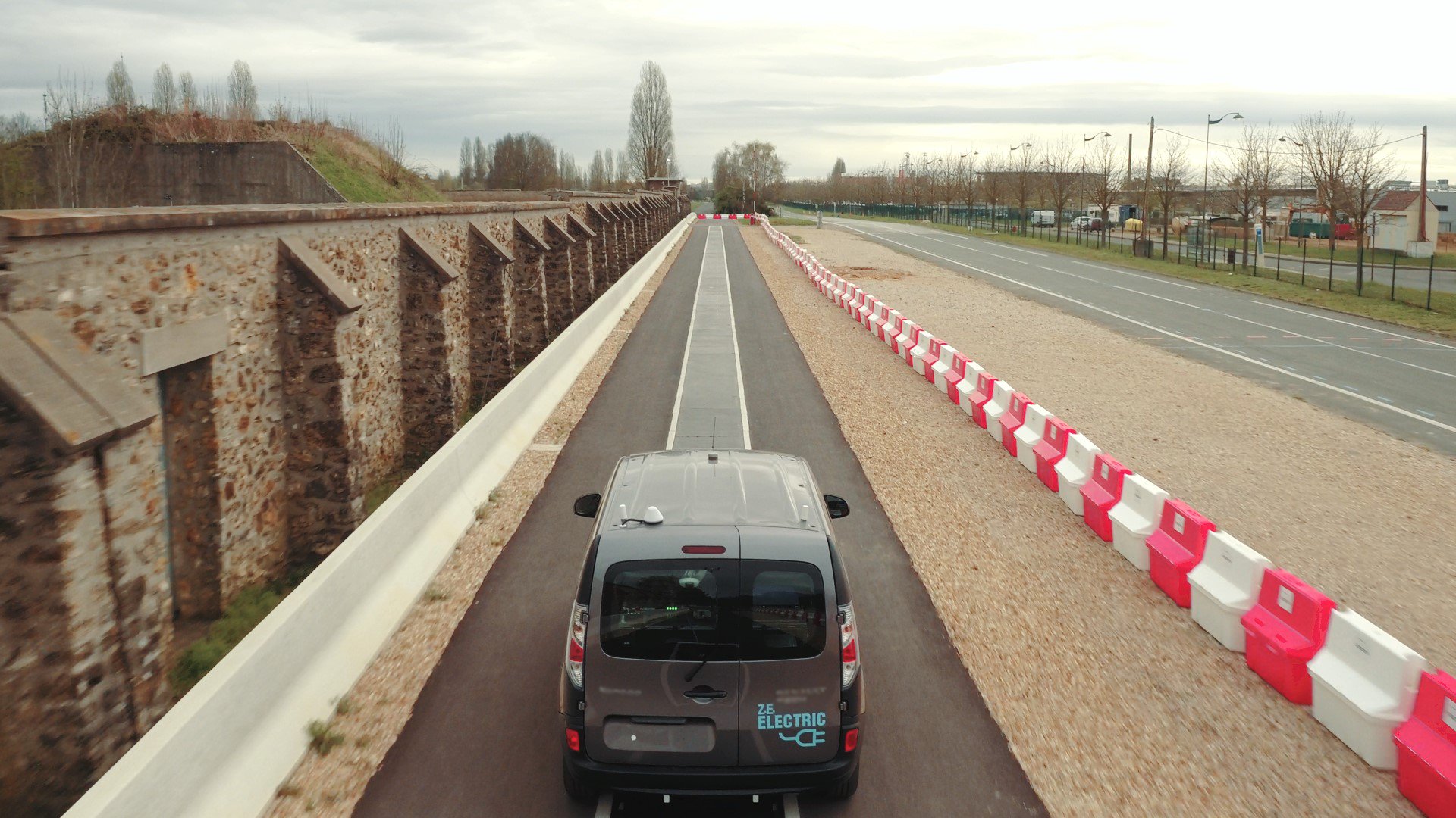 Andiamo ! L'Italie teste une route qui recharge les voitures électriques ! (vidéo) Par Servan Le Janne DASd61kXkAQ0a3C?format=jpg&name=large