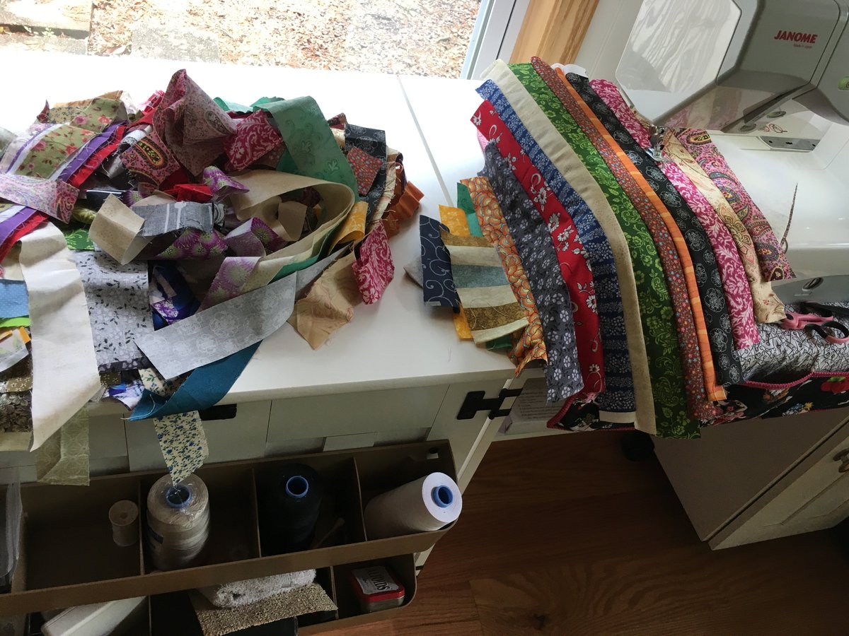 CGQuilts's tweet photo. Bored but not very motivated
#SaturdaySewing #StringBlocks #NoBrainRequired #quilting #quilt https://t.co/p2wzz6kag1