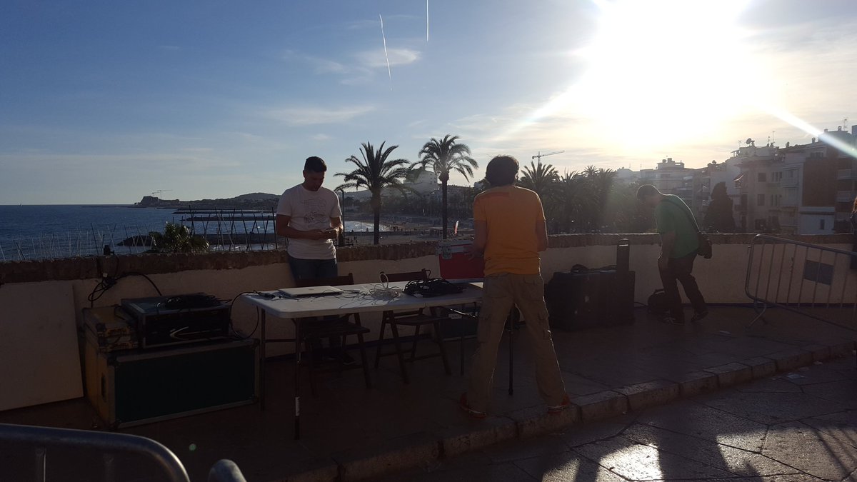 lumensitges's tweet photo. Començant a muntar l'escenari de La Punta perquè tot estigui llest a les 22h! #LumenSitges https://t.co/jVy6swoFRM
