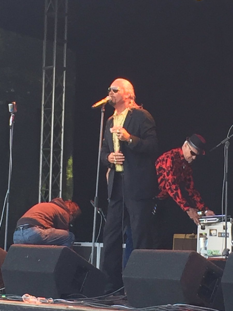 RocknRollFran's tweet photo. 🕺🏼 Met gastheer Danny Panadero beuken we de avond in! HANDJESSSSS! #rocknrollfraneker #rnr17 #Franeker https://t.co/TIQuY2lGf3