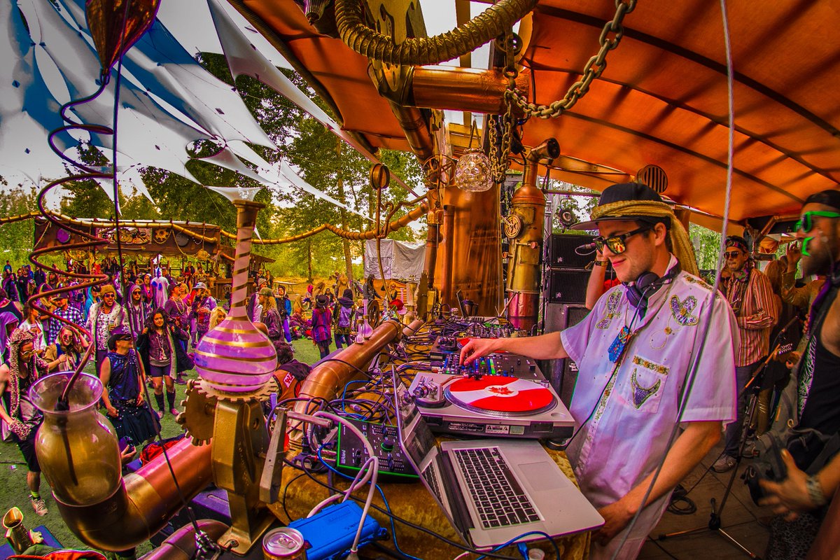 TONIGHT Dunks from The Funk Hunters brings his Lazy Syrup Orchestra to Hifi. Come get sticky buff.ly/2pQ6MxY <a href="/dunksfunk/">Dunks</a> <a href="/lazysyrup/">Lazysyruporchestra</a>