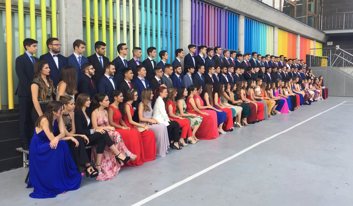 lasallesi's tweet photo. Miren a la cámara, sonrían...foto de grupo y comienza la ceremonia #promo68 https://t.co/bSlxUtY7a8