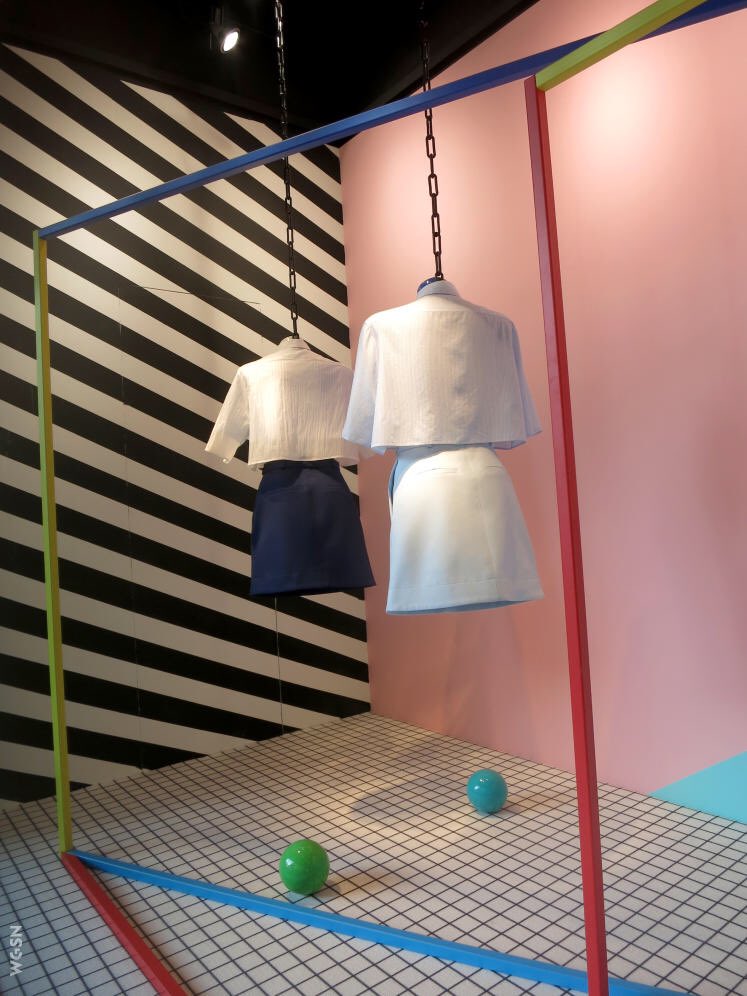antoniovsual's tweet photo. Inspiration Memphis #wm #wear #windowswear #windowsdesign #windowdisplay #visual #vitrine #visualmerchandising https://t.co/OSgqV8kH4l
