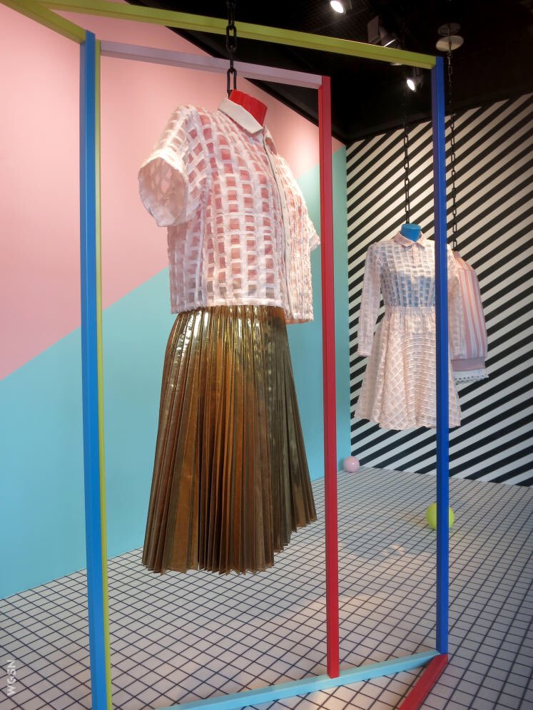antoniovsual's tweet photo. Inspiration Memphis #wm #wear #windowswear #windowsdesign #windowdisplay #visual #vitrine #visualmerchandising https://t.co/OSgqV8kH4l
