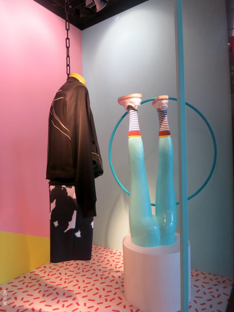 antoniovsual's tweet photo. Inspiration Memphis #wm #wear #windowswear #windowsdesign #windowdisplay #visual #vitrine #visualmerchandising https://t.co/OSgqV8kH4l