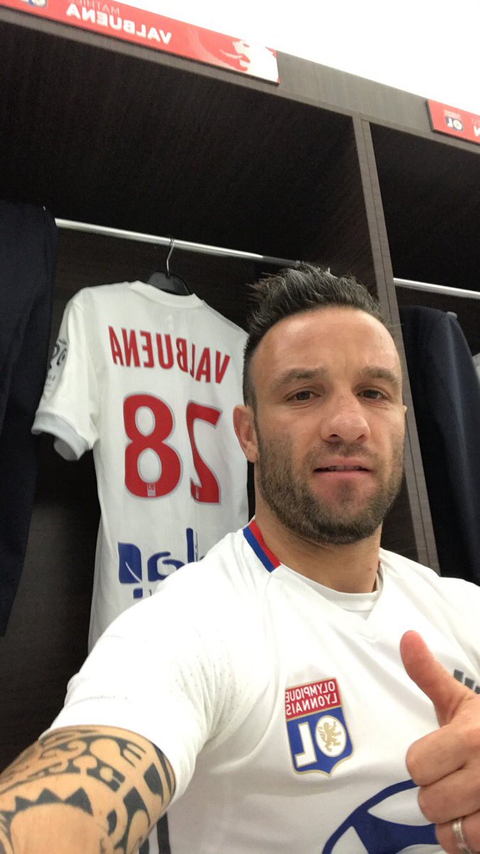 MathieuVal8's tweet photo. Game time ⚽️🦁👊 ! Rdv au @ParcOL !! #TeamOL🔴🔵 #OLGCN https://t.co/ocXhhHmYFt