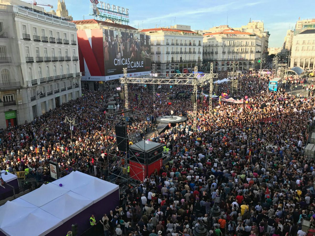 agarzon's tweet photo. GRACIAS por el compromiso. El punto blanco del centro de la foto soy yo. Impresionante estar ahí apoyado por un pueblo digno y luchador. https://t.co/usVzRgqK6V