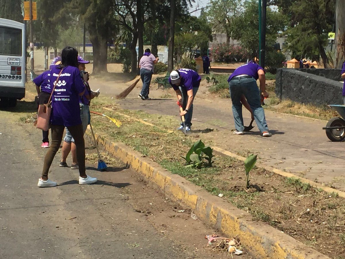 pescdmx's tweet photo. Jóvenes de Encuentro Social CDMX en la jornada de barre tu barrio, recuperamos espacios para nuestras comunidades. #CiudadDeEncuentro https://t.co/KhhJxPt4Gy