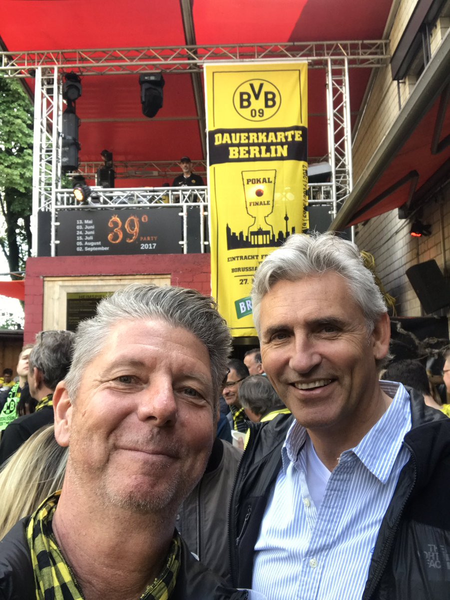 HeikoWasser's tweet photo. Was gibt es besseres, als nach einem @BVB Sieg im #Strobels zu feiern. Ich liebe meine @stadtdortmund und #schwarzgelb #EchteLiebe #bvbsvw https://t.co/mt37Ebxvvm