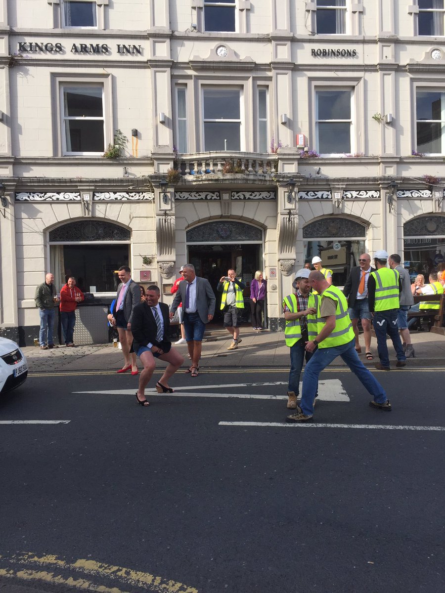 ChrisAdshead64's tweet photo. #Moneysupermarket At The Big Kings Bankers v Builders @robbiesbrewery https://t.co/AvnH4ardLt
