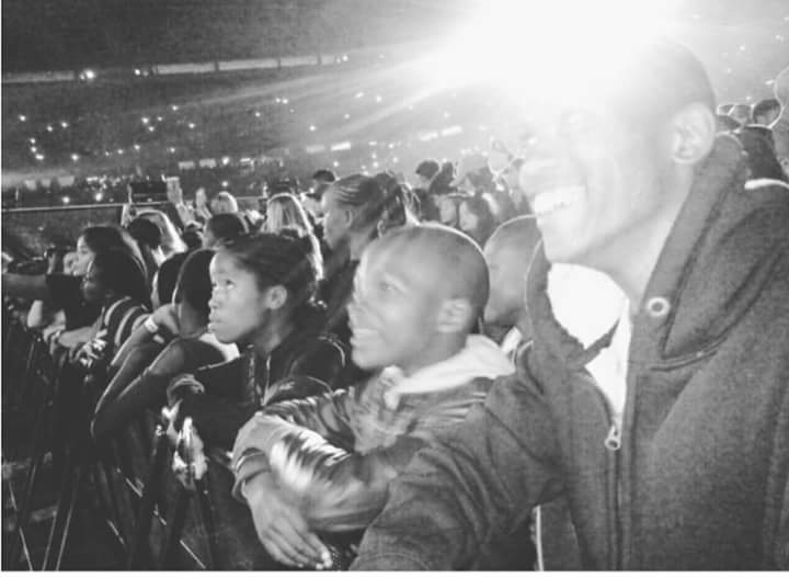 FlorDeBelieber's tweet photo. Una FOTO en Sudáfrica  sobre Justin Bieber y su apoyo a 20 niños de bajos recursos que invitó  a su espectáculo. 
#JustinBBMAs https://t.co/TLqrYDhjDS