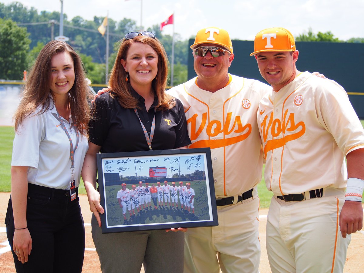 StephenKLee1's tweet photo. Kind, selfless, hard-working &amp; always putting others first, @MJTBurns is THE BEST SID &amp; an even better person. @Vol_Sports will miss her! 🍊⚾ https://t.co/Qrsvjxb6GC