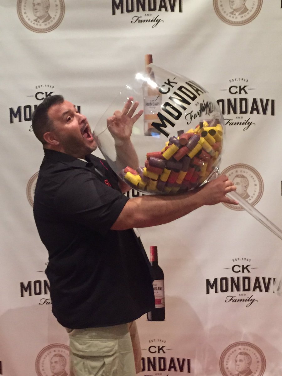 donstugots's tweet photo. A Stugots sized glass. #daydrinking #fwcon #getforkd https://t.co/VuOu8Hfs3e