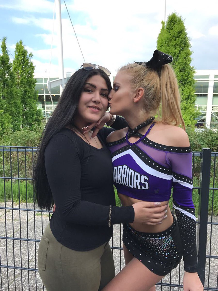 _Victoria_BK's tweet photo. Nationals 2k17 💜💚 @lisa_tessina https://t.co/MsAXVyj4wK
