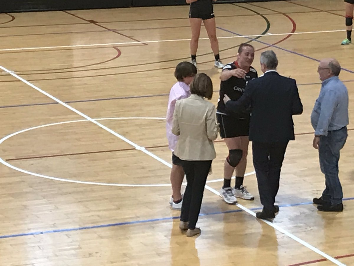 MachadoELDA's tweet photo. La @RFEBalonmano rinde homenaje a una de las más grandes Te lo mereces @atrix14 Muchas gracias por todo https://t.co/nj8JIo32wv