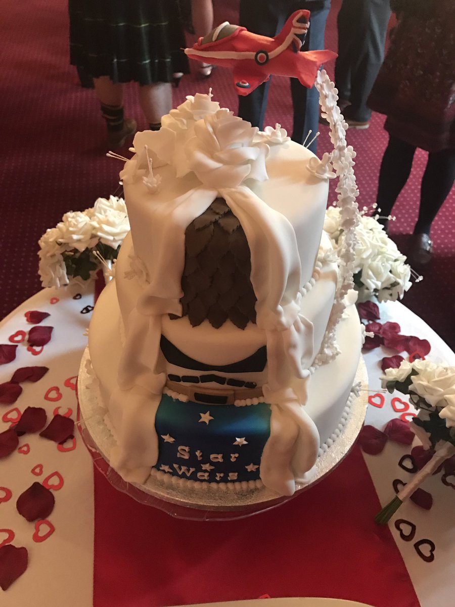 chrisdoc79's tweet photo. @rafredarrows the wife's surprise to the wedding cake #smokeon https://t.co/fxvZETNBfc