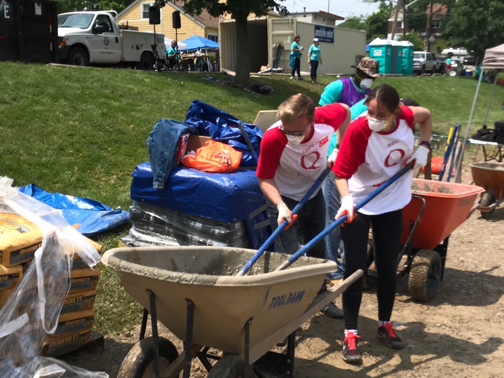 LaureQuinlivan's tweet image. #qfor council team working hard in east Westwood with city's NEP team and lots of volunteers from the neighborhood.