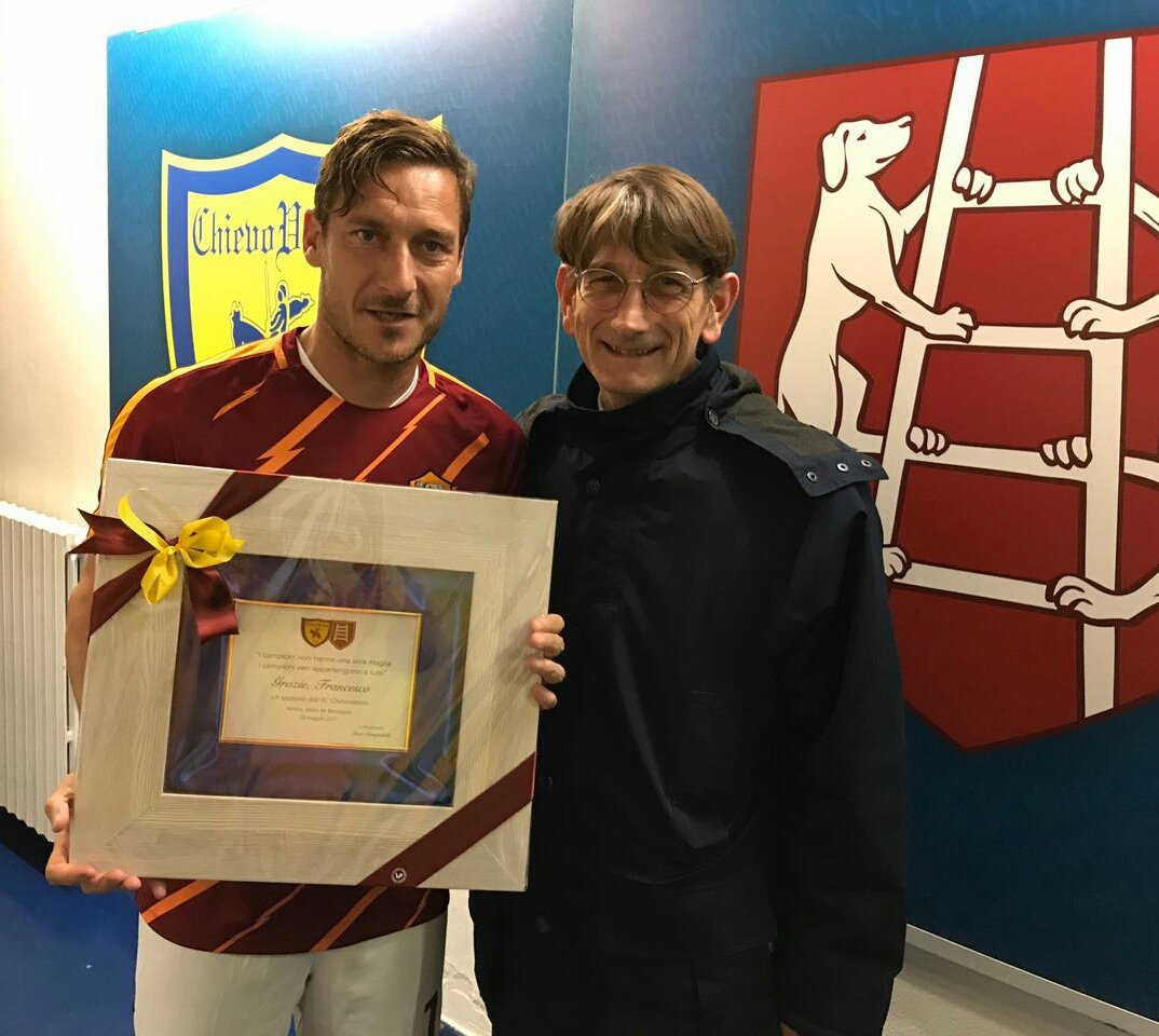Totti's tweet photo. Grazie al Presidente Campedelli, ai giocatori e a tutta la società @ACChievoVerona  per questo bellissimo riconoscimento! https://t.co/JUx2OruFj1