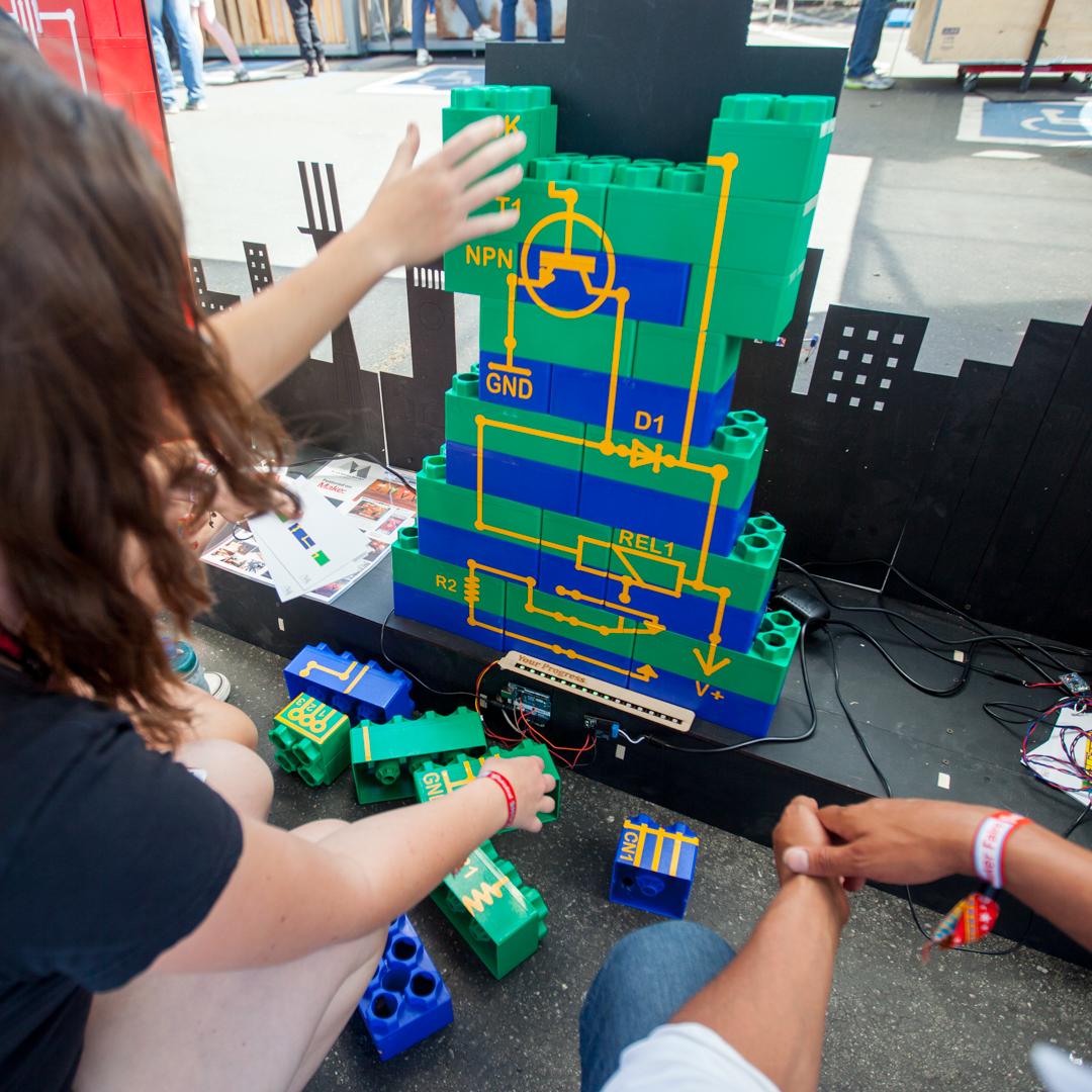 IntelSoftware's tweet image. Circuits made simple! Close the loop & light the city w/ Intel & #Arduino101, a low-cost, entry-level board #MFBA17 Intel.com/makearduino101