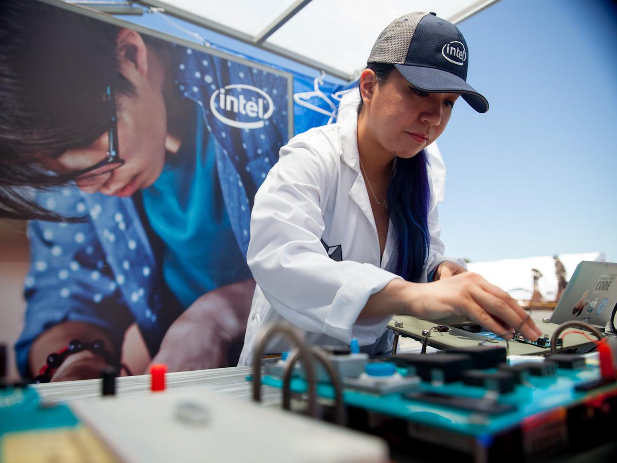 IntelSoftware's tweet image. Circuits made simple! Close the loop & light the city w/ Intel & #Arduino101, a low-cost, entry-level board #MFBA17 Intel.com/makearduino101
