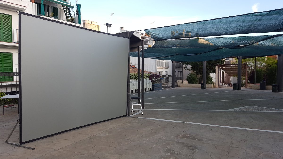 lumensitges's tweet photo. Muntant també l'escenari swingero al Jardí de l'Hort de Can Falç. A partir de les 22h, música, ball i photocall swingero! #LumenSitges https://t.co/WDnmGy3hTI
