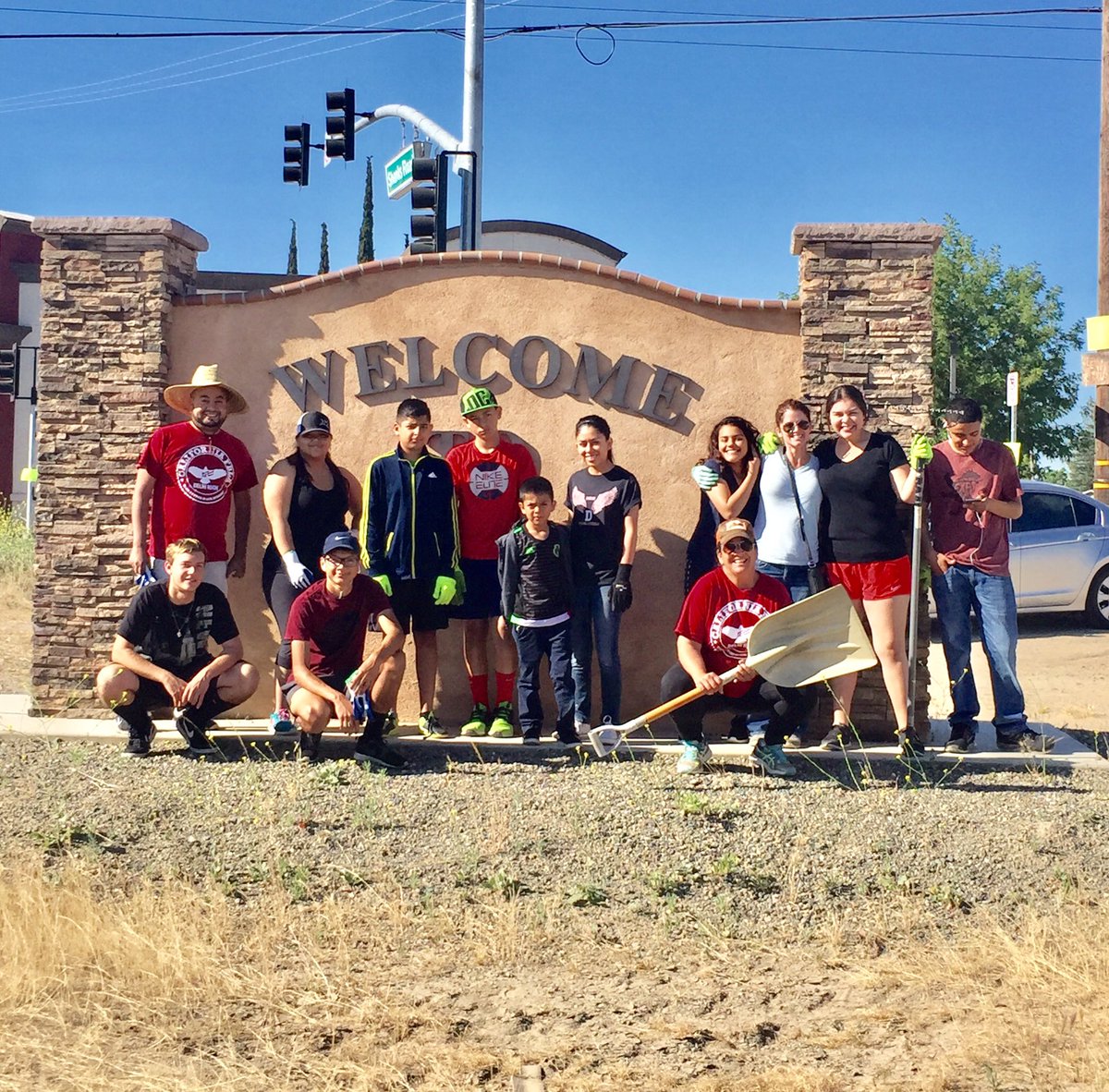 1DelToro's tweet photo. Awesome kids giving up their Saturday morning to beautify their town! @DelhiVP @borbasusie @JorgeC347 @DillonHotchkiss @DelhiAsb17 https://t.co/TJsZPt1HG0