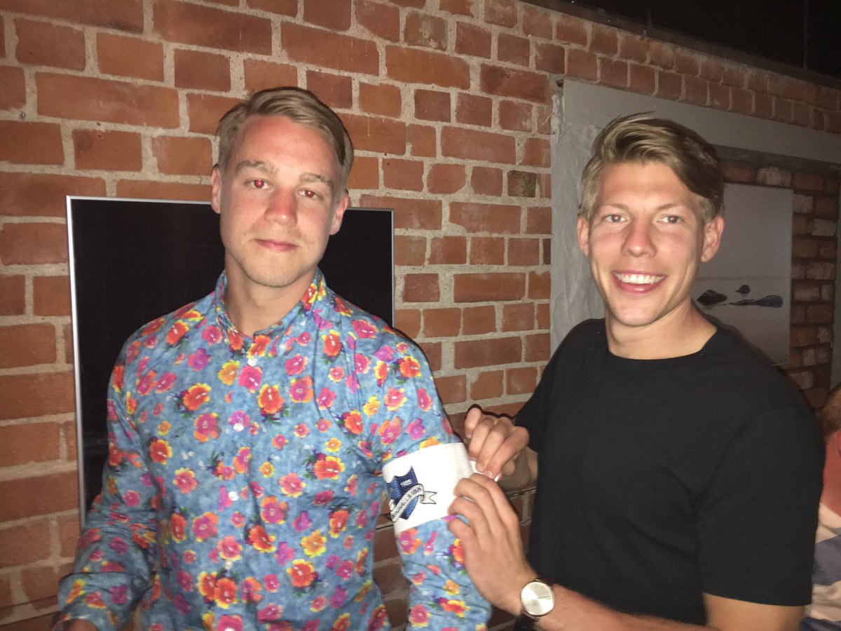 skoghallsibk's tweet photo. Känslosamt när @Bjoremo efter 10 år räcker över kaptensbindeln till @Othoren #ohcaptain #nextgeneration https://t.co/NNpcoiZPV4
