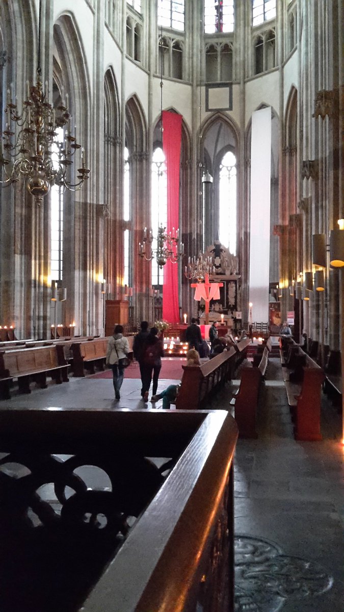 De deuren van @DomkerkUtrecht zijn open voor de #NightofLight. Kom een kaarsje aansteken en een moment rust ervaren!