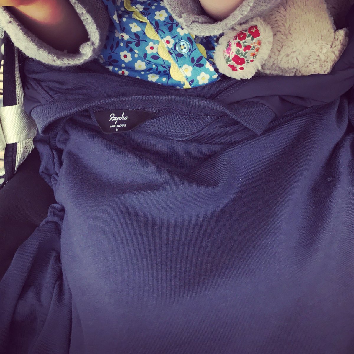 AverageRoadie's tweet photo. The @rapha merino put to good use keeping the little one warm in the buggy #dadduty https://t.co/fDcNcXL6rg