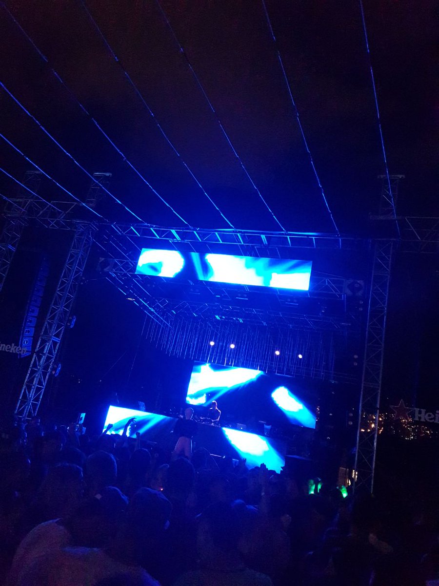 santiagotavera's tweet photo. .@jorisvoorn was the best of @baumparkCol in Medellin. Was great dancing under the rain. 💥💥👽👽 #BaumPark https://t.co/ybJZqjyCsN