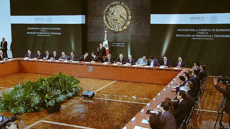 jenarovillamil's tweet photo. #EventoSemanal. @EPN pidió un "minuto de silencio" y comenzó a escuchar un sexenio de gritos en su contra. https://t.co/6mfP8F4jYY