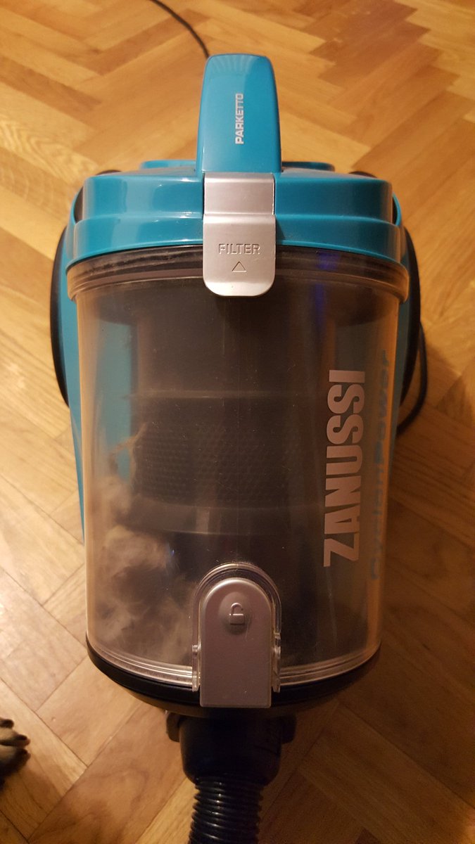 Ako se pitate kako izgleda zivot s mopsom, evo vam danasnja slika usisavaca koji je jucer ispraznjen i ociscen.