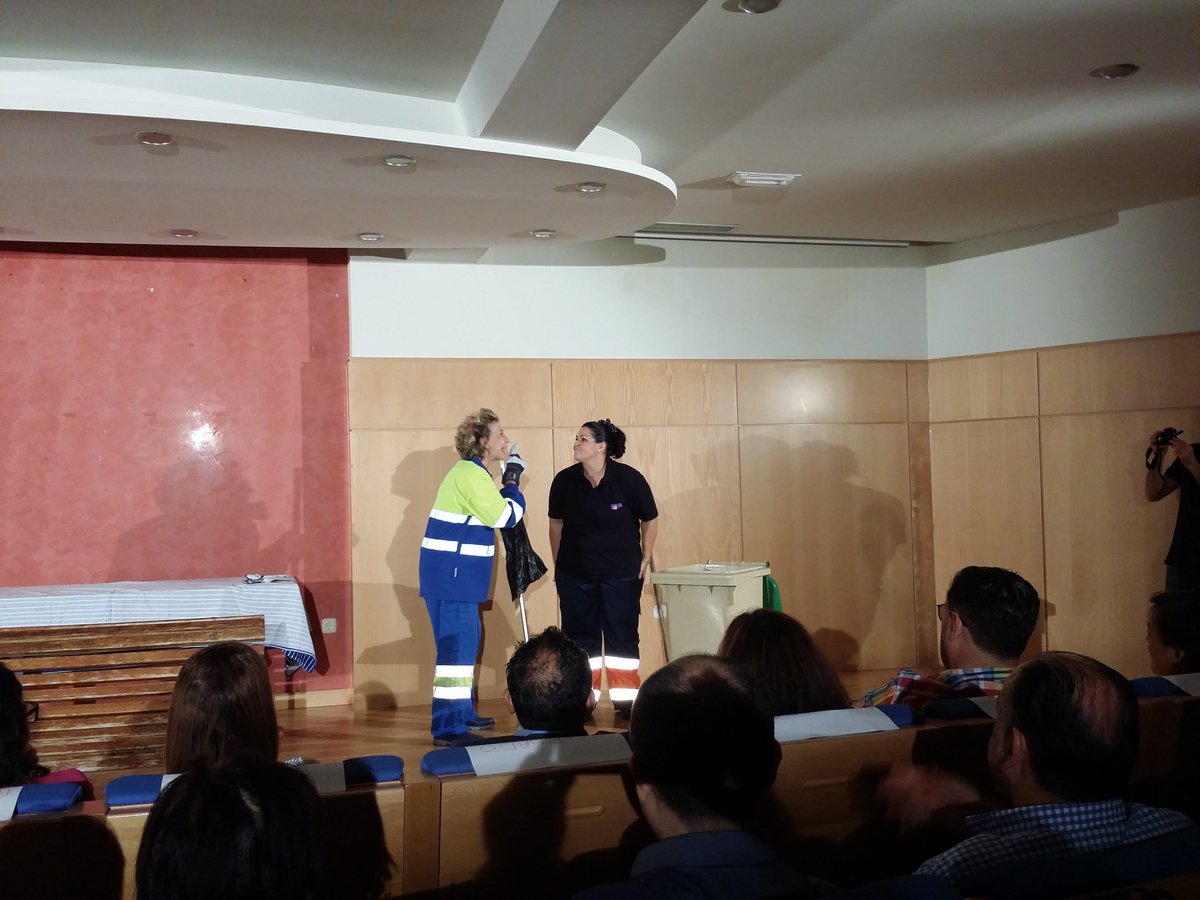 Garbionda's tweet photo. Las barrenderas en el colegio de abogados de Málaga. Otro pase a las 9 https://t.co/rGd3HvKdNH
