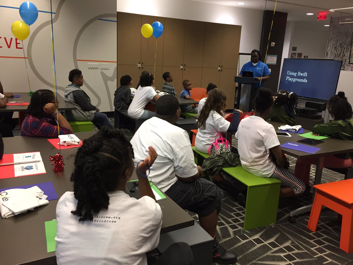 _CodeCrew's tweet photo. Big thx to @KareemDaSilva for teaching our kids about Swift Playgrounds at our Memphis In May Hour of Code celebration! #HourOfCodeCrew https://t.co/BzZMC12YxJ