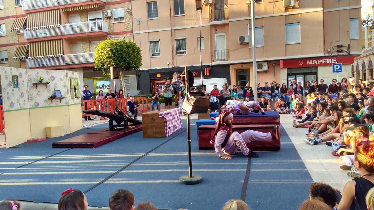 AjMislata's tweet photo. A la Avinguda Gregori Gea @CirkaboutIt estan fent el seu espectacle "El Apartamento" #MACMislata2017 #MacFoto https://t.co/hVzuDwoSN5