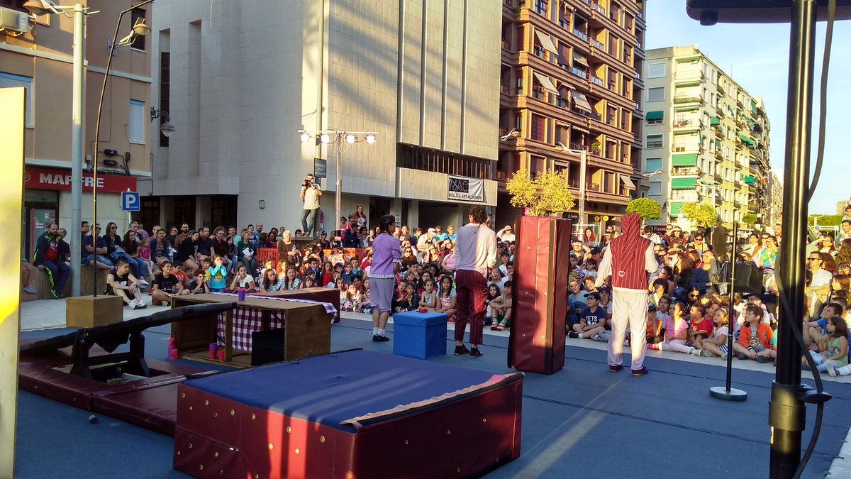 AjMislata's tweet photo. A la Avinguda Gregori Gea @CirkaboutIt estan fent el seu espectacle "El Apartamento" #MACMislata2017 #MacFoto https://t.co/hVzuDwoSN5