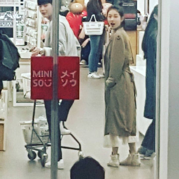 breadtalkie's tweet image. spotted on a date (filming)