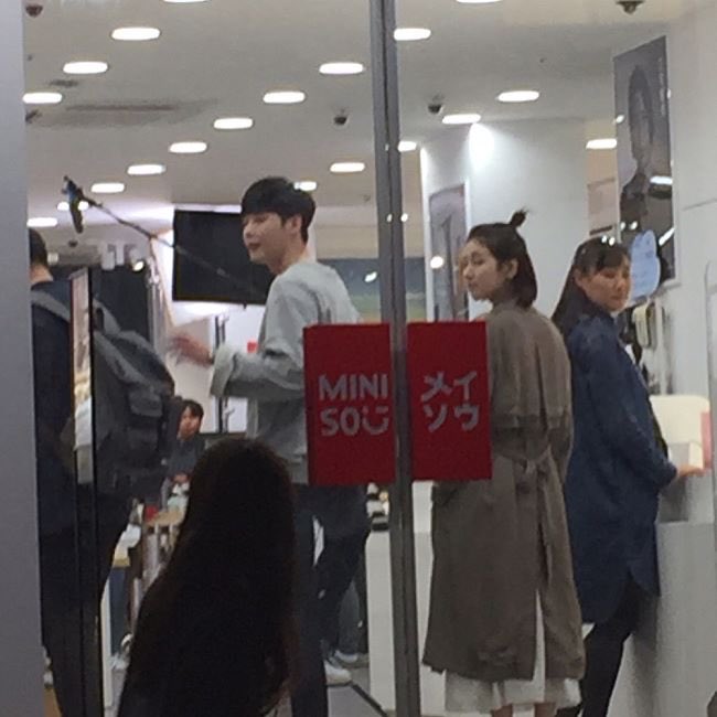 breadtalkie's tweet image. spotted on a date (filming)