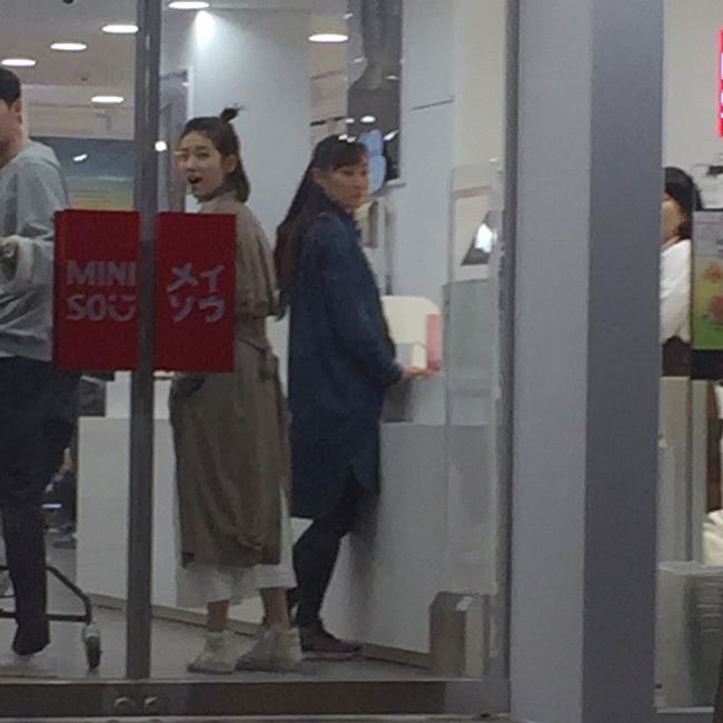 breadtalkie's tweet image. spotted on a date (filming)