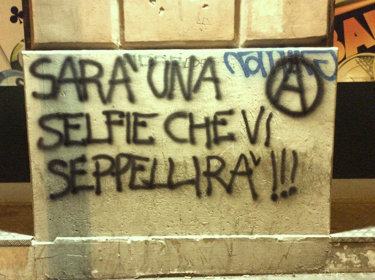 manolo_loop's tweet photo. @DinamoPress @Esc_Atelier @hackmeeting @eigenLab_Pisa @ManconiAlberto @euro_nomade @umsganze @exploitpisa @donatelladr @kinoppete @toret Sui muri di San Lorenzo, qualche anno fa.
#saràunaselfiecheviseppellirà
#Roma #selfie #selfiESC #selfiesaturday https://t.co/PvQ0pSg3u9