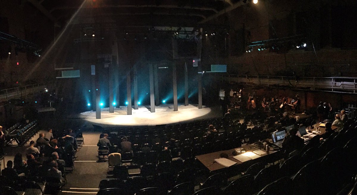mezzoericairis's tweet photo. Incredible #JasonHand lighting + #TeresaPrzybylski set design #OksanaG #NewOpera #IndieOpera at Imperial Oil Opera Theatre Toronto https://t.co/ev9KEuFcIU