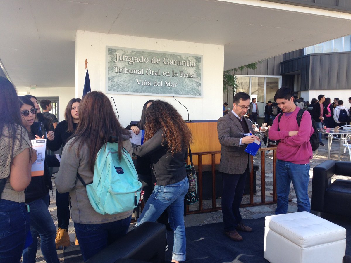 UAI_VINA's tweet photo. Alumnos en Ensayo #PSU visitan stands y se informan de carreras @NegociosUAI @ingenieriaUAI @Psicologia_UAI @DerechoUAI @periodismouai https://t.co/tAHp7NkE8n