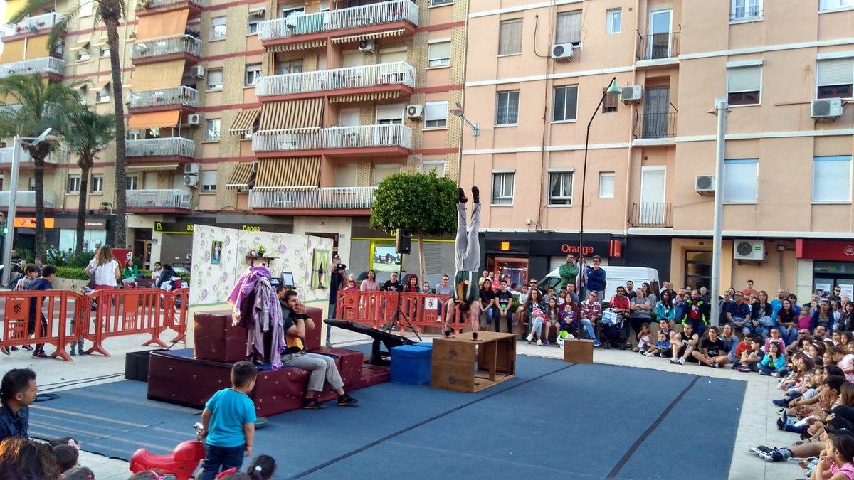 AjMislata's tweet photo. Acrobàcies que ponen a prova l'equilibri a #ElApartamento de @CirkaboutIt #MACmislata2017 #MACfoto https://t.co/10eG6fQ6XY