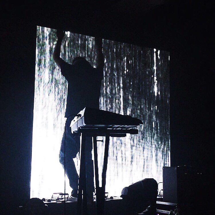 UH0HIMBASIC's tweet photo. 1 year ago today πΉ#MakeOutTour https://t.co/zFWPvgf406