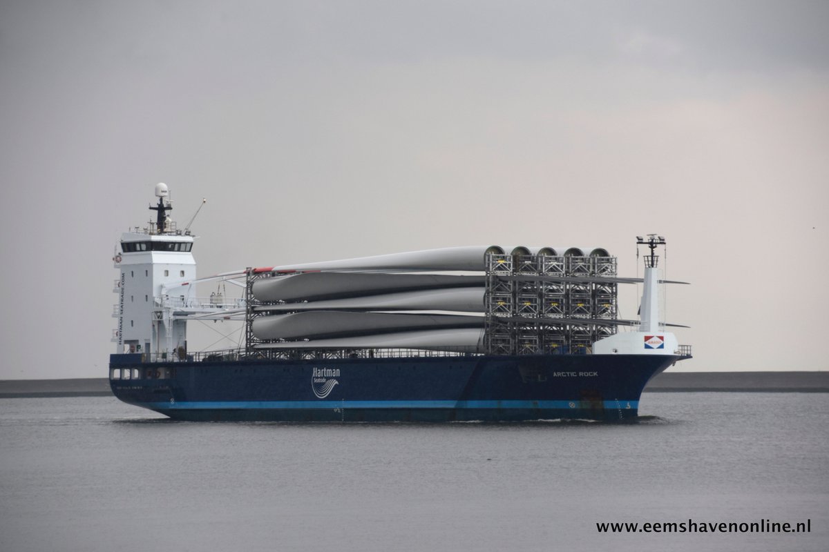Eemshavenonline's tweet photo. Maar liefst 25 windturbine wieken bovendeks op de Arctic Rock die de #Eemshaven binnen kwam. @WindEemshaven https://t.co/EiEq97jUYq https://t.co/r9uJrQBY38