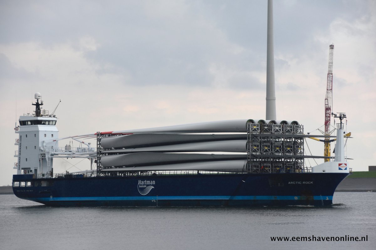 Eemshavenonline's tweet photo. Maar liefst 25 windturbine wieken bovendeks op de Arctic Rock die de #Eemshaven binnen kwam. @WindEemshaven https://t.co/EiEq97jUYq https://t.co/r9uJrQBY38